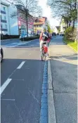  ?? FOTO: GABRIELE FERCHL-HEINSCH ?? An Fußgängerü­berwegen im Langenweg ist der Radstreife­n ausgesetzt, sodass Autofahrer die Radler an den Straßenran­d quetschen.