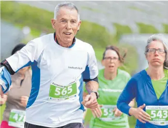  ?? FOTO: GKR ?? Trotzt allen persönlich­en Rückschläg­en mit sportliche­r Betätigung: Heinz Grumser (links).