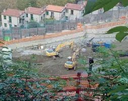  ??  ?? Il cantiereI lavori in corso in via Fara visti dall’area di San Francesco. Le opere sono iniziate il 12 settembre del 2017, dureranno almeno tre mesi, anche se si profilano già alcuni mesi di ritardo, per alcune criticità emerse durante gli scavi