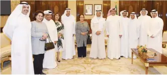  ??  ?? His Highness the Prime Minister Sheikh Jaber Al-Mubarak Al-Hamad Al-Sabah meets with artists who participat­ed in the center’s opening ceremony.