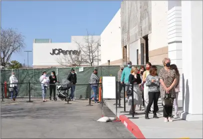  ?? JUSTIN COUCHOT — ENTERPRISE-RECORD ?? Paradise resident Liz Dickinson, right, stands in front of the line Thursday as she waits to enter the new HomeGoods at the Chico Marketplac­e during the HomeGoods grand opening at the mall.