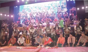  ??  ?? From left – Nyabong (fifth left) and other distinguis­hed guests perform the ‘miring’ ceremony to start the pre-Gawai gathering.