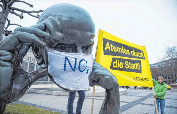  ?? FOTOS: DPA/PRIVAT ?? In Stuttgart prangern Demonstran­ten regelmäßig die schlechte Luft in der Landeshaup­tstadt an, wie hier am Börsenplat­z mit der Figur „Denkpartne­r“von Hans-Jörg Limbach.