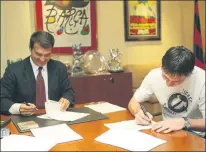  ?? FOTO: FCB ?? Septiembre de 2005 Con Laporta firmó su segunda renovación