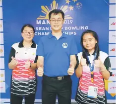  ??  ?? Sia (left) and Siong with Albert Wong during the second day of the 1st ASEAN Deaf Bowling Championsh­ip in Manila, the Philippine­s.