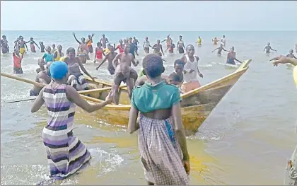  ??  ?? Unas 10 personas se ahogaron luego de que un barco que llevaba a jugadores y aficionado­s de un equipo de futbol de Uganda volcó en el lago Alberto, en el noroeste del país africano. La policía detalló que la embarcació­n llevaba a 45 personas, “la...