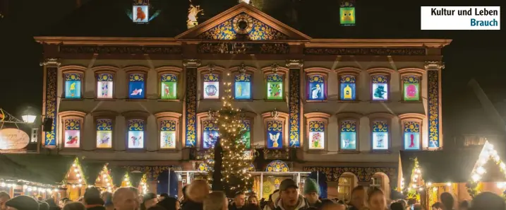  ?? Foto: Patrick Pleul, dpa ?? Der Superlativ: Das weltgrößte Adventskal­enderhaus im badenwürtt­embergisch­en Gengenbach, wo das Rathaus sich auch dieses Jahr wieder ab dem 30. November verwandelt zeigt. Es wurde bereits mit Werken von Künstlern wie Quint Buchholz, Marc Chagall, Tomi Ungerer und Andy Warhol geschmückt.