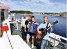  ?? Bild: MARITA ADAMSSON ?? UNDER BROARNA. Håkan Eriksson, skeppare och Ulf Karle, nöjespappa bjuder till kryssning tillsamman­s med musikerna Victoria Erixon-tyft och Linus Fouganthin.