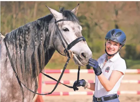  ?? RP-FOTO: ACHIM BLAZY ?? Helena Antonia Volmer versucht, die Schulpferd­e in der Corona-Krise bei Laune zu halten.