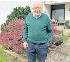  ?? FOTO: HEINZ SCHILD ?? Gunther Buchmann im Garten seines Hauses in Voerde. Natürlich kümmert der Senior sich noch selbst um seinen Garten.