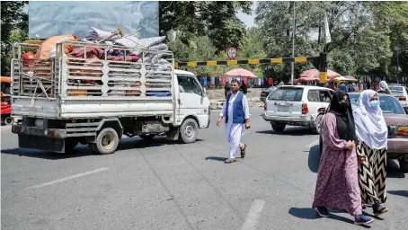  ?? FACELIFT
AFP ?? People at a market area in Kabul on Monday following the Taliban’s military takeover of the country. Afghan authoritie­s plan to demolish blast walls across the capital.