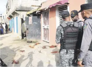  ?? JOSÉ ALBERTO/LISTÍN DIARIO ?? Escena. El hecho se produjo alrededor de las 1:00 de la tarde frente al taller donde laboraban las personas que ahora fueron asesinadas, ubicado en el sector La Toronja, en Santo Domingo Este.