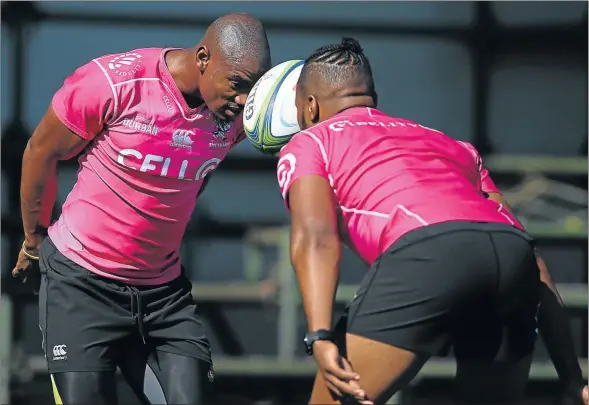  ?? Picture: GALLO IMAGES ?? TEAM WORK: Makazole Mapimpi takes part in ball skills training with Lukhanyo Am of the Cell C Sharks at Jonsson Kings Park last month in Durban. The two will be part of the Sharks team to take on the Lions at King’s Park today