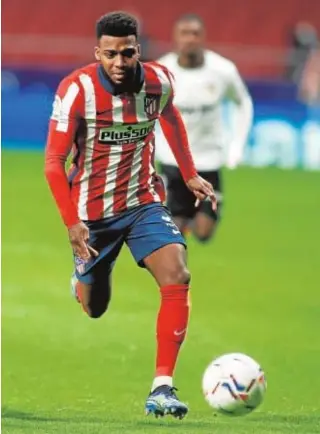  ?? EP ?? Lemar corre con el balón en el duelo del Atlético contra el Valencia