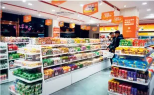  ?? ?? Snack lovers explore the aisles at a snack store in Baotou, Inner Mongolia Autonomous Region, on November 4