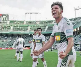  ??  ?? Elche bejubelte die Rettung mit Fans im Stadion.