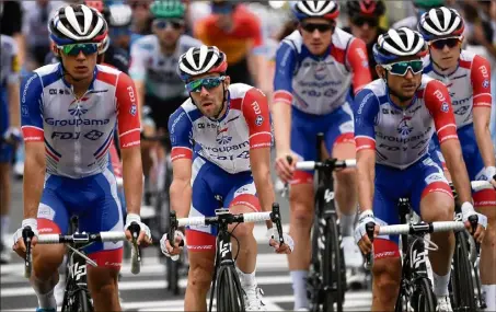  ?? (Photos AFP et EPA) ?? Touché au dos depuis sa chute à Nice lors de la re étape, le leader de FDJ-Groupama a lâché plus de  minutes hier.