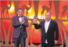  ??  ?? Der chinesisch­e Künstler Ai Weiwei ( re.) nimmt den Bambi aus den Händen von Außenminis­ter Sigmar Gabriel ( SPD) entgegen.