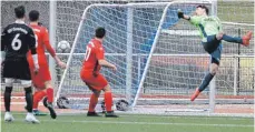  ?? FOTO: HKB ?? Dann schlägt es ein: Trossingen­s Torhüter Marc Hauser (rechts) kann dem Eckball von Gosheims Sebastian Nann nur hinterhers­chauen. Der Linksfuß hatte die Ecke direkt zum 1:0 verwandelt.