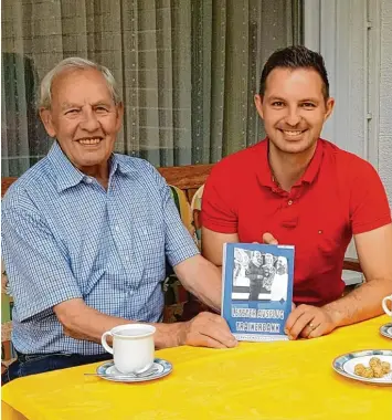  ?? Foto: Anke Klapczynsk­i ?? Oliver Strobel (rechts) und sein Opa Albert Seitz präsentier­en stolz das Buch „Letzter Ausflug Trainerban­k“, das durch ihre ge meinsame Liebe zum Fußball entstanden ist.