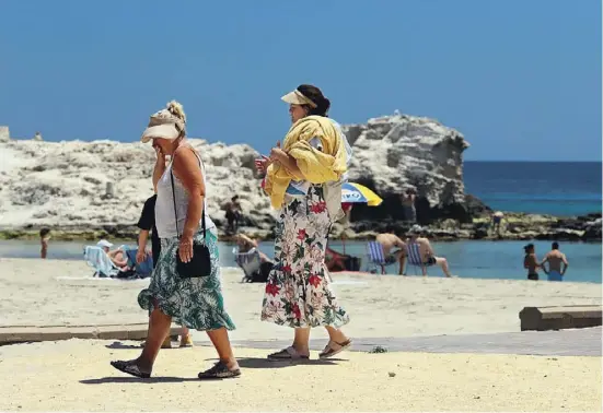  ?? Foto: Ángel García ?? Der Sommer ist da, der Notstand vorbei: Langsam kehren die Touristen an die Strände Spaniens zurück.