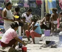  ?? Eraldo Peres 10.mar.2018/folhapress ?? Acampament­o de venezuelan­os em Boa Vista; imigrantes ficam em praças da capital de Roraima