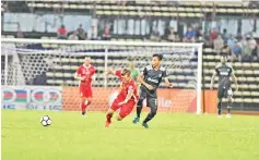  ?? — Photo courtesy of Jaiman Taip ?? TOO HOT TO HANDLE ... Sabah's goalscorer Lee Gil Hoon (left) is a constant menace to Terengganu FC II in the Premier League season opener at the Likas Stadium last night.