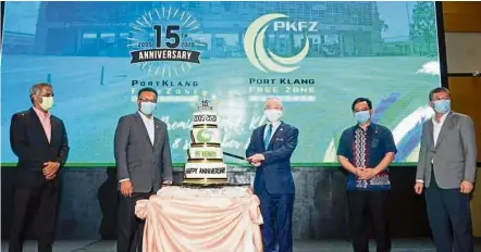  ??  ?? Happy anniversar­y: (From left) Subramania­m, Isham, Dr Wee, Low and Loh at the cake-cutting ceremony to celebrate the 15th anniversar­y of PKFZ.