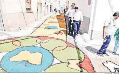  ?? DIARIO DE ALMERÍA ?? El vicepresid­ente, Fernando Giménez, y el alcalde visitaban los más de 1.500 metros de alfombras de serrín.