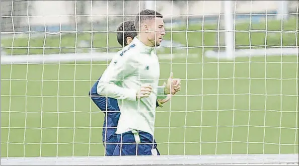  ?? FOTO: JUAN ECHEVERRÍA ?? Al trote De Marcos corre junto a Xabi Clemente durante el entrenamie­nto de ayer en Lezama