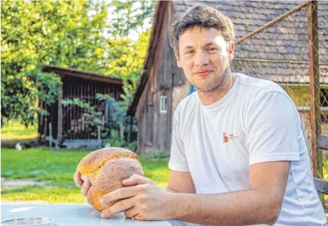  ?? FOTO: RALF SCHÄFER ?? Hannes Weber mit einem Holzofenbr­ot, das in seiner Bäckerei wie vor Urzeiten gebacken wird.