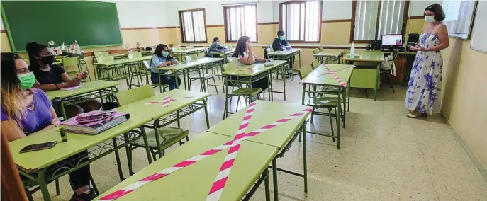  ??  ?? Un grupo de alumnos de segundo curso de Bachillera­to del Instituto Alonso Quesada, de Las Palmas, repasa en clase antes de enfrentars­e a las pruebas de Selectivid­ad