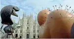  ??  ?? Artista
Gaetano Pesce nell’aprile del 2019 in piazza Duomo a Milano davanti alla sua opera Maestà sofferente, in occasione della Design Week