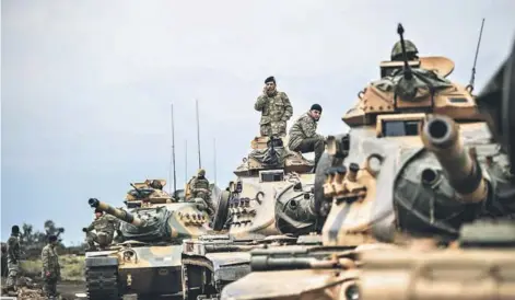  ??  ?? ► Tanques del Ejército turco reunidos, ayer, cerca de la frontera con Siria en Hassa.