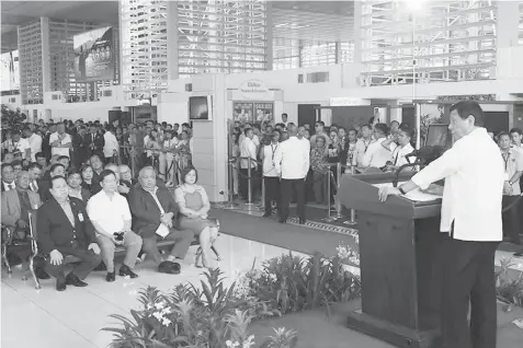 ?? PRESIDENTI­AL PHOTO ?? President Rodrigo Duterte delivers his departure statement at the Ninoy Aquino Internatio­nal Airport Terminal 2 in Pasay City on Sept. 2, 2018 before heading off to his official visits to Israel and Jordan.