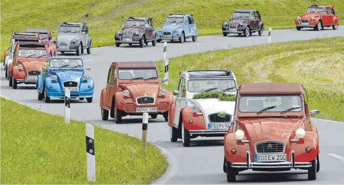  ?? FOTOS: DPA ?? Im Entenmarsc­h: In Deutschlan­d dürften heute noch circa 15 000 Citroën 2CV unterwegs sein. Der Klassiker gilt nach wie vor als erschwingl­ich.