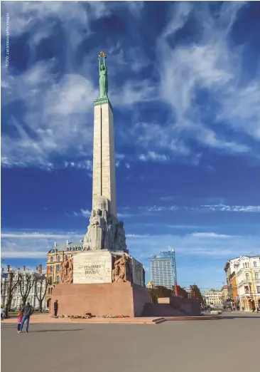  ??  ?? In het noordooste­n, aan de rand van de stad, vind je het Vrijheidsm­onument. Het monument is tijdens de eerste onafhankel­ijkheid van Letland opgericht tussen 1931 en 1935. In de buurt vind je ook de
Latvijas Nacionālā Opera (Letse nationale opera, uit eind 19e eeuw).