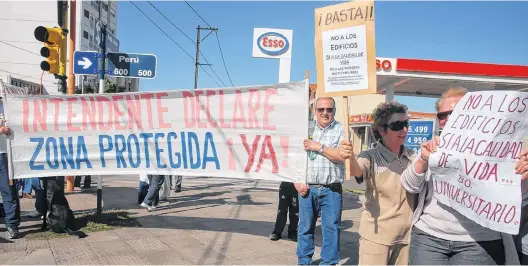  ??  ?? las protestas vecinales realizadas en 2011. También era frecuente ver a los residentes de Universita­rio en el Concejo Deliberant­e.