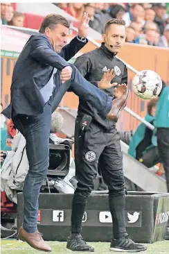  ?? FOTO: DPA ?? Sehr gelenkig: Borussia Mönchengla­dbachs Trainer Dieter Hecking.