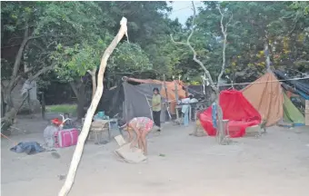  ??  ?? Predio cedido por la Municipali­dad y en el cual los nativos instalaron las carpas para poder asistir a una institució­n educativa para poder cursar el séptimo grado.