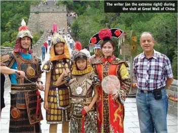  ??  ?? The writer (on the extreme right) during
the visit at Great Wall of China