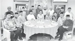  ??  ?? BERBUKA PUASA: (Duduk dari tiga kiri), Abdul Rahman, Lukanisman, Lee, Ting, Abdul Aziz bersama ketua-ketua kaum dan penghulu pada majis berbuka puasa di Miri semalam.