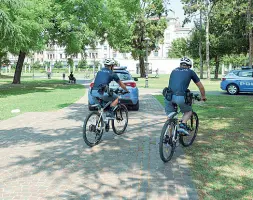  ?? ?? Pattuglie Polizia in bicicletta per controlli più rapidi fino alla fine dell’estate Sotto la statua transennat­a di Fogazzaro in viale Roma
(