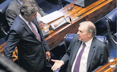  ?? ANDRE DUSEK/ESTADÃO ?? Tucanos. Senadores Tasso Jereissati (CE) e Aécio Neves (MG) durante sessão no plenário da Casa