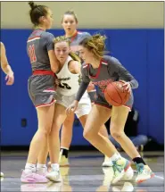  ?? AUSTIN HERTZOG - MEDIANEWS GROUP ?? Perkiomen Valley’s Julia Smith (5) picks up a screen from teammate Lena Stein on Spring-Ford’s Siena Miller during Friday’s game.