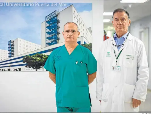  ?? JESÚS MARÍN ?? Los doctores Juan García y José Paz, frente a una imagen del hospital Puerta del Mar de Cádiz.