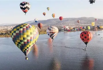  ?? MARIO ARMAS/AP ?? Balloon Festival in Leon, Mexico.
Hot air balloons fly above the Papalote dam Friday during the Internatio­nal Hot Air