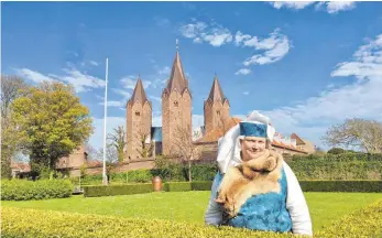  ?? FOTO: BIRGIT LETSCHE ?? Eine Einheimisc­he schlüpft vor der Kirche in Kalundborg in die Rolle des Burgfräule­ins Ingeborg.