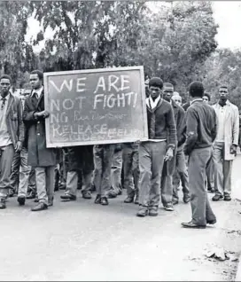  ?? Photo: Independen­t Archive ?? udent uprisings, the Centre for African Studies gallery will present 1976/360, and art works curated by Nkululeko Mbandla and Paul Weinberg. rmation. Above: Langa High pupils march in 1976.