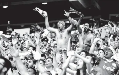  ?? Fabio Braga - 20.nov.16/Folhapress ?? Torcedores do Palmeiras fazem a festa durante partida realizada no Allianz Parque, o provável palco da despedida da seleção brasileira das eliminatór­ias para a Copa do Mundo, em outubro, diante do Chile